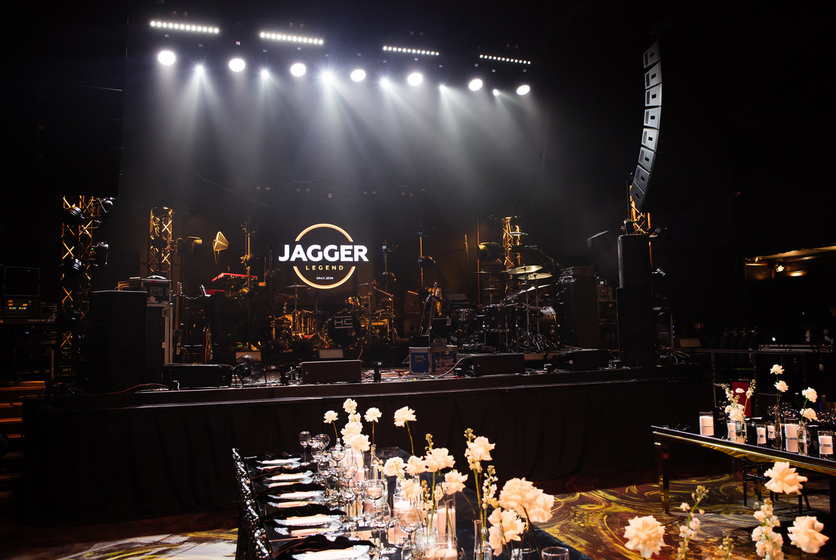 Ресторан Джаггер / Jagger Основной зал со сценой